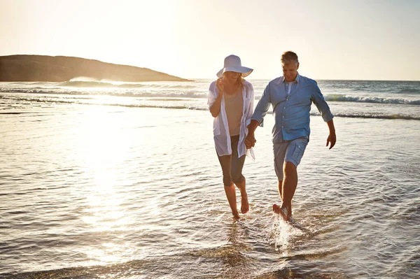 盐水让爱情生机勃勃 一对成熟的夫妇在海滩上度过一天 — 图库照片