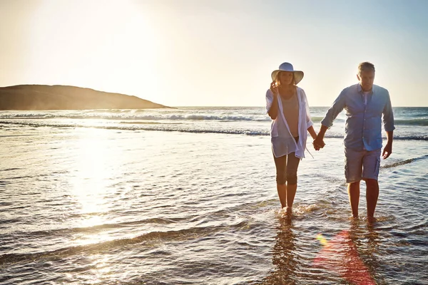 改善你们之间的关系 一对成熟的夫妇在海滩上度过一天 — 图库照片
