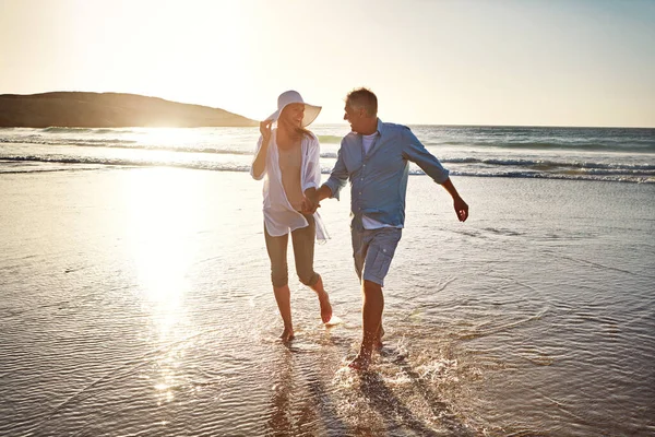 俺とお前と海だけだ 成熟した夫婦はビーチで一日を過ごし — ストック写真