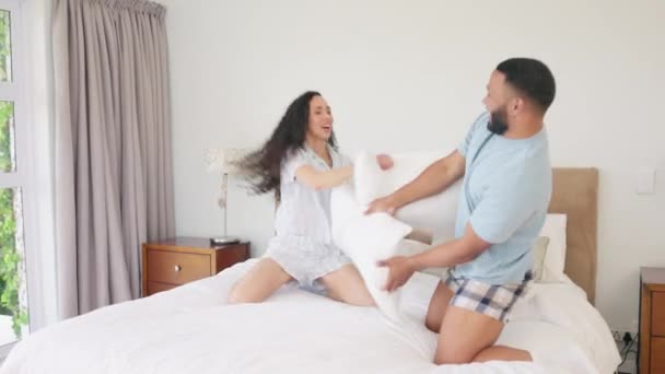 Υπνοδωμάτιο Ευτυχισμένο Και Διασκεδαστικό Ζευγάρι Μαξιλαροπόλεμο Αγάπη Μάχη Παιχνιδιάρικο Πρωινό — Αρχείο Βίντεο