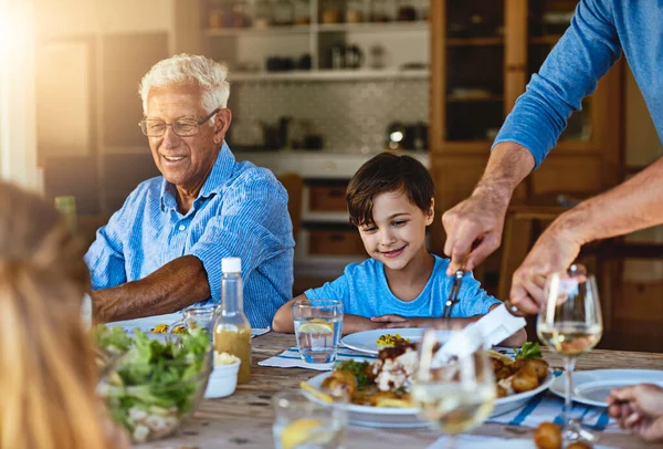 Ones Going Hungry Today Happy Family Enjoying Lunch Together Table — Stock Photo, Image