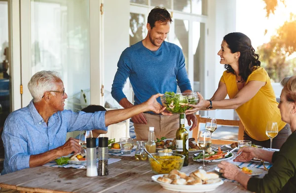 Cinta Membuat Segalanya Terasa Lebih Baik Keluarga Bahagia Menikmati Makan — Stok Foto