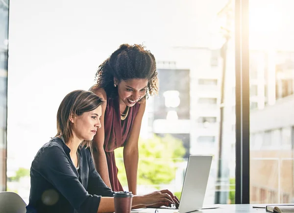 Przyjęcie Proaktywnego Podejścia Osiągnięcia Sukcesu Dwie Bizneswoman Pracujące Razem Laptopie — Zdjęcie stockowe