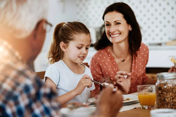 一起分享最重要的一餐一家人在家里一起吃早餐 — 图库照片