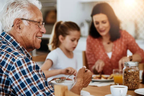 Maak Een Geweldig Ontbijt Van Een Oudere Man Geniet Van — Stockfoto