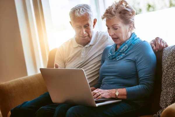 Mantenerse Informados Durante Jubilación Una Pareja Ancianos Usando Ordenador Portátil —  Fotos de Stock