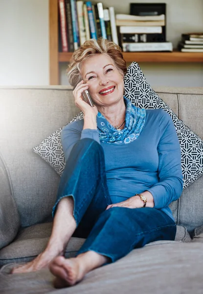 Mantenerse Contacto Permanecer Feliz Una Mujer Mayor Relajada Usando Teléfono — Foto de Stock
