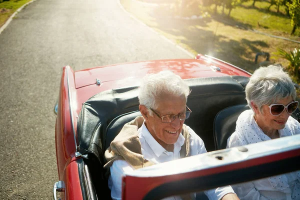 道路の旅に出る 道路の旅に出る老夫婦は — ストック写真