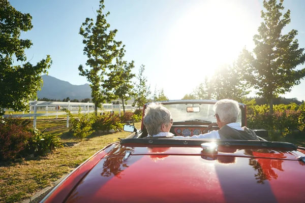 Det Dags Att Utforska Nya Platser Ett Seniorpar Bilresa — Stockfoto