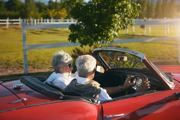 退職の年にもっと旅行しなさい 道路の旅に出る老夫婦は — ストック写真