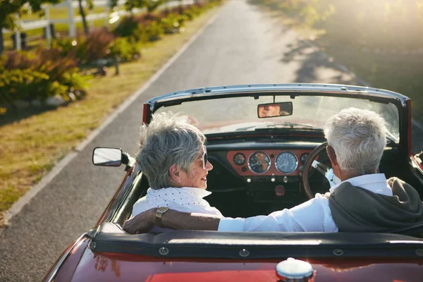 あなたの新しい人生が冒険になるように 道路の旅に出る老夫婦は — ストック写真