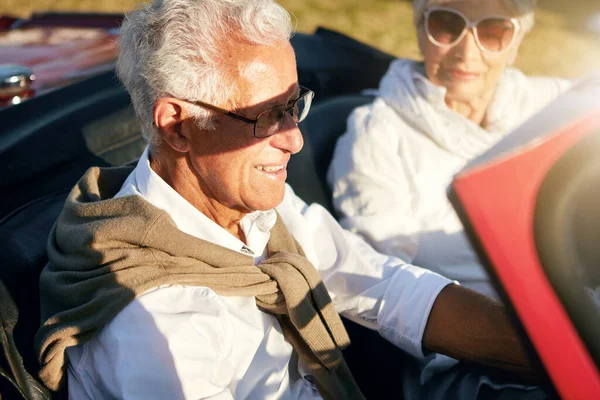 Roadtrips Sind Unsere Lieblingsbeschäftigung Seniorenpaar Auf Roadtrip — Stockfoto