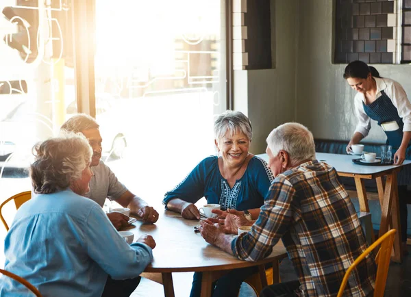 Het Een Tijdje Senioren Stellen Een Dubbele Date Een Café — Stockfoto