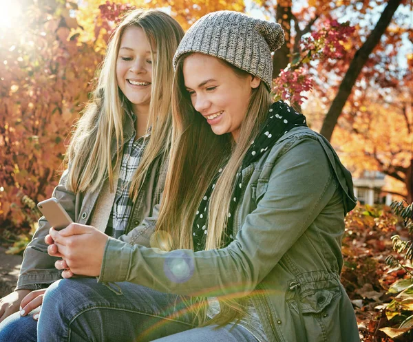 Fatto Sorridere Devi Condividerlo Due Giovani Amici Che Usano Telefono — Foto Stock