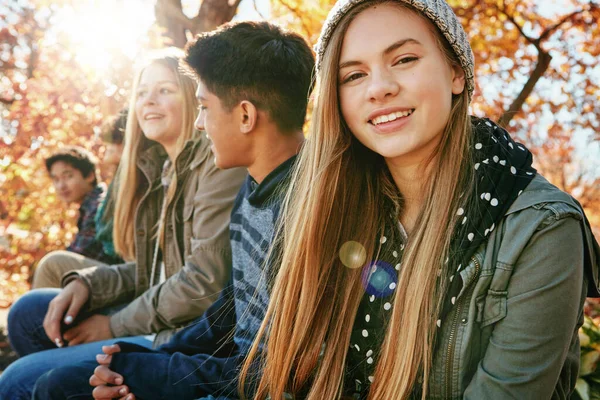 Fazer Nossa Amizade Uma Prioridade Retrato Grupo Jovens Amigos Desfrutando — Fotografia de Stock
