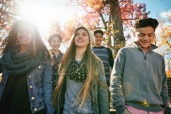Szeretem Törzset Egy Csapat Tinédzser Akik Együtt Élvezik Őszi Napot — Stock Fotó