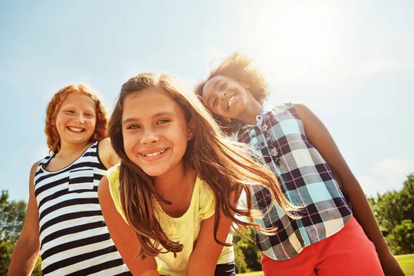 友谊使世界变得更加光明 在外面一个阳光灿烂的日子里 一群多姿多彩 快乐的孩子在一起玩耍的画像 — 图库照片