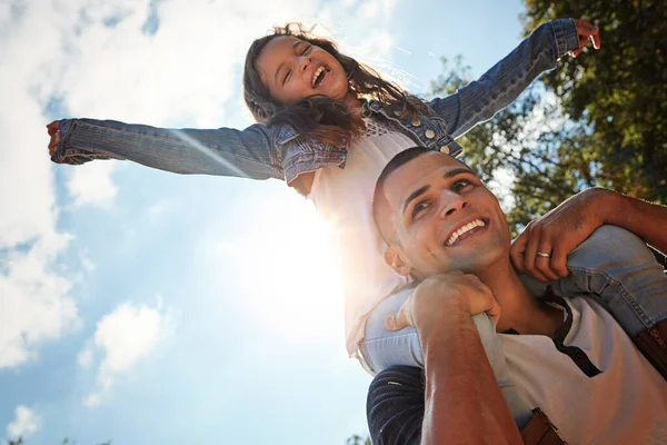 楽しいときは時間が飛びます 幸せな父親と娘は屋外でピギーバックライドを楽しんでいます — ストック写真