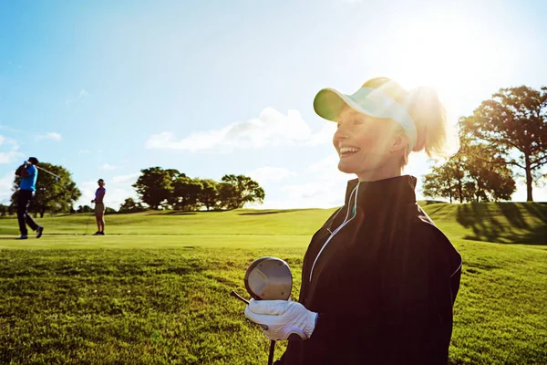 幸福ゴルフのゆっくりとラウンドです ゴルフ場で一日を過ごす女性は — ストック写真
