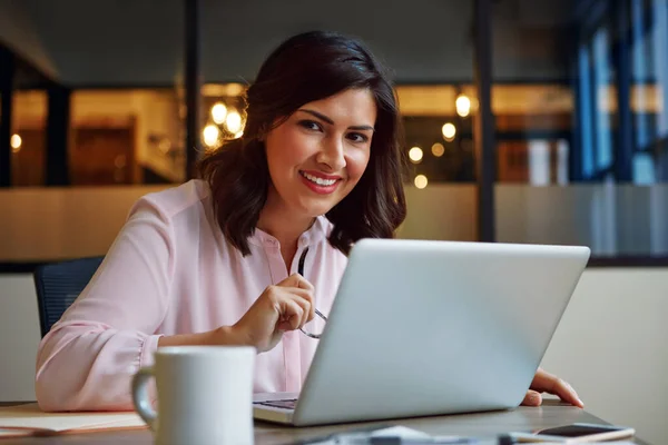 Verificação Satisfação Trabalho Retrato Uma Empresária Sorridente Trabalhando Laptop Escritório — Fotografia de Stock
