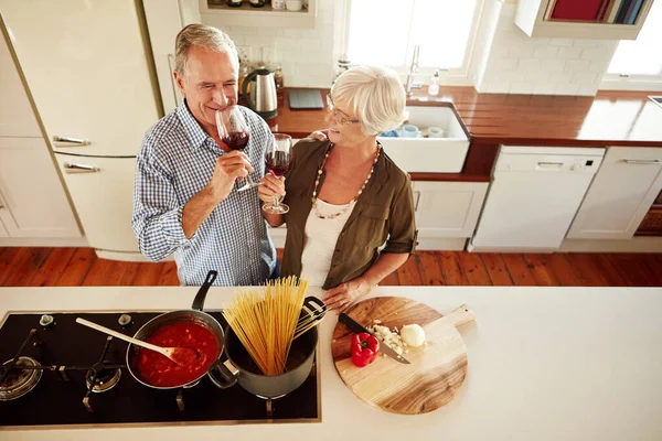 Het Date Avond Keuken Een Senior Koppel Genieten Van Een — Stockfoto