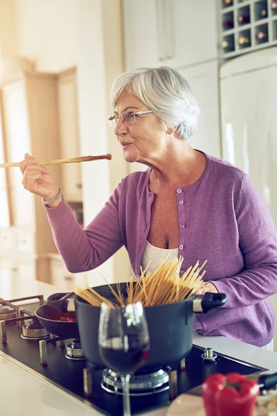 Кулинария Требует Инстинкта Вкуса Пожилая Женщина Готовит Кухне — стоковое фото