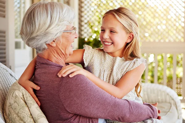 Szeretlek Nagymama Egy Fiatal Lány Odakint Nagymamájával — Stock Fotó