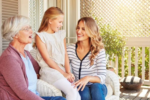 Três Gerações Mulheres Família Uma Menina Sentada Fora Com Sua — Fotografia de Stock