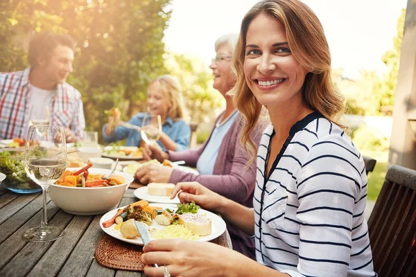 Bonding Brood Portrait Happy Woman Enjoying Outdoor Lunch Her Family — Stock Photo, Image