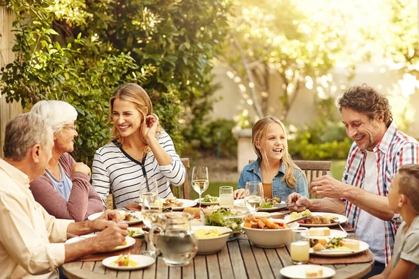 食物在一起吃比较好 一家人在户外一起吃午饭 — 图库照片