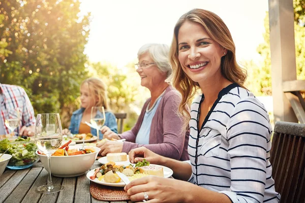 Good Times Were Gathered Table Portrait Happy Woman Enjoying Outdoor — Stock Photo, Image