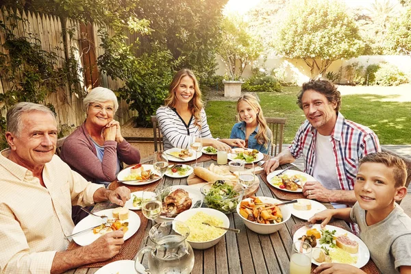 拡張された家族と素晴らしい屋外ランチ 屋外で一緒に昼食を食べる家族 — ストック写真