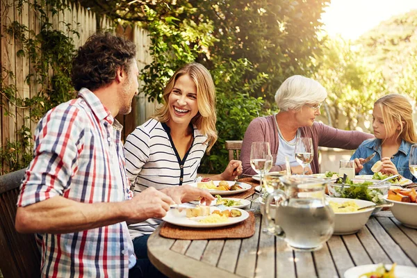 Make Time Spend Time Family Eating Lunch Together Outdoors — Stock Photo, Image