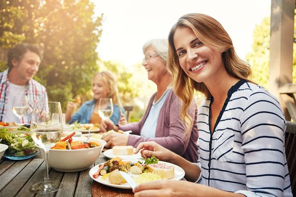 周日早午餐我最喜欢的一堆 与家人一起享用户外午餐的快乐女人的画像 — 图库照片