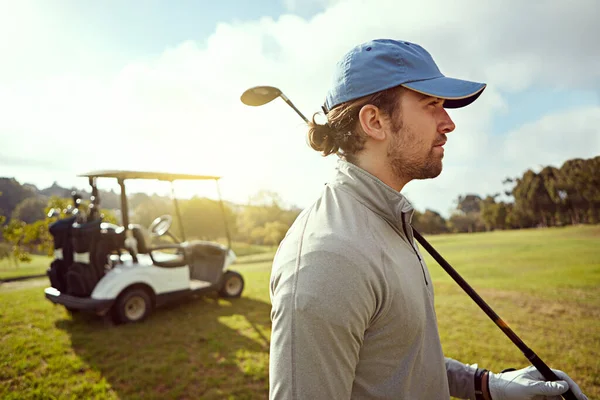 Pracuję Nad Jego Grą Skupiony Młody Człowiek Gra Golfa — Zdjęcie stockowe