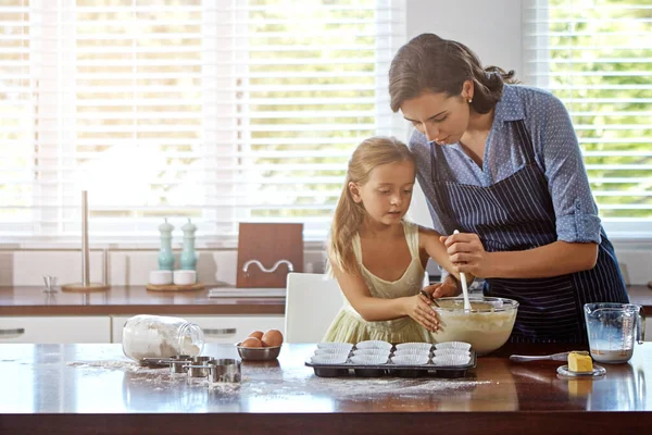 Passing Family Recipes Mother Her Daughter Baking Kitchen — Stock Photo, Image