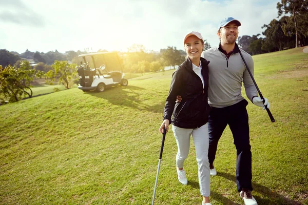 Ils Adorent Golf Jeune Couple Souriant Profitant Une Journée Sur — Photo