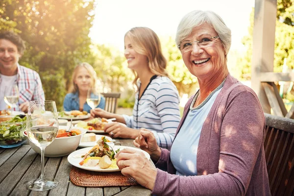 和我爱的人共进午餐与家人一起享用户外午餐的快乐老年妇女的画像 — 图库照片
