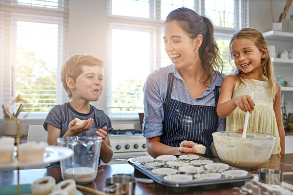Ben Hier Voor Cupcakes Een Moeder Bakken Keuken Met Haar — Stockfoto