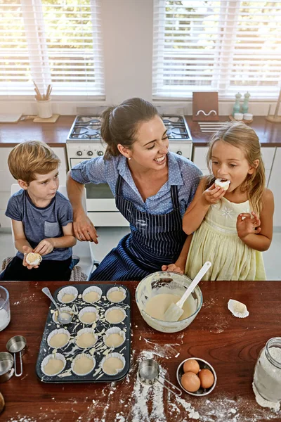 Cupcakes Love Icing Top Mother Baking Her Daughter — Stock Photo, Image