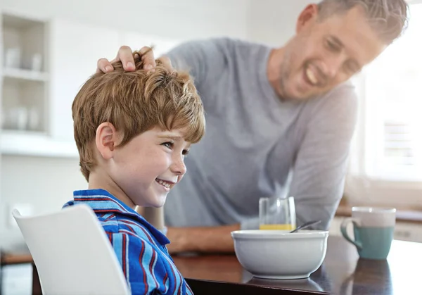 Tempos Divertidos Pequeno Almoço Homem Adulto Médio Seu Filho Casa — Fotografia de Stock