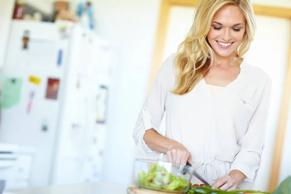 Einen Frischen Salat Zubereiten Attraktive Junge Blonde Frau Lächelt Während — Stockfoto