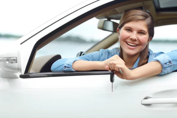 Dumny Właściciel Samochodu Raz Pierwszy Śliczna Młoda Nastolatka Uśmiechnięta Siedząc — Zdjęcie stockowe