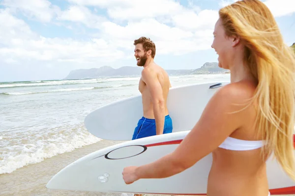 Für Ein Schöner Tag Zum Surfen Ein Junges Paar Surft — Stockfoto