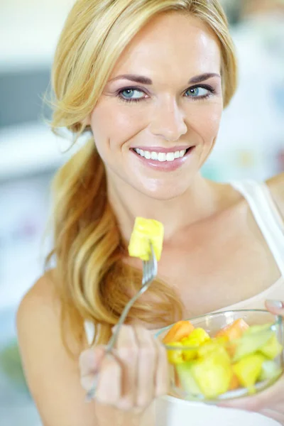 Ela Pratica Uma Alimentação Saudável Mulher Loira Jovem Atraente Desfrutando — Fotografia de Stock