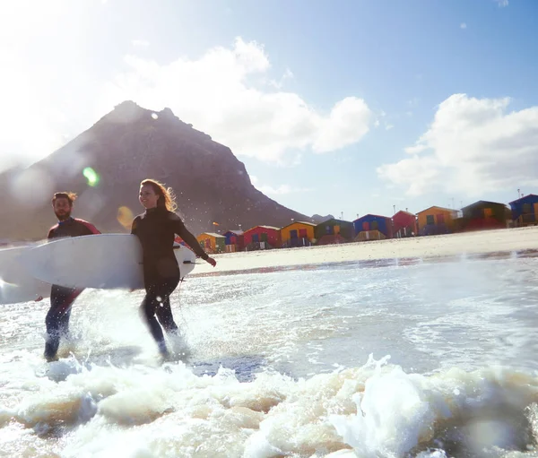 Laat Zee Bevrijden Een Atletisch Jong Koppel Surfen Hun Favoriete — Stockfoto