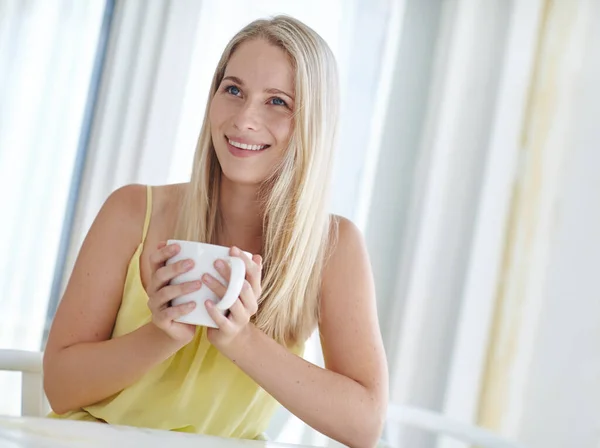 Javaのカップから始めます 自宅でコーヒーを飲んでいる魅力的な若い女性が — ストック写真