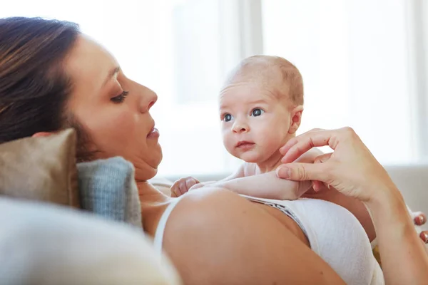 Speciale Momenten Met Mama Een Moeder Liggend Met Haar Pasgeboren — Stockfoto