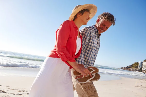 完璧な休日を愛しています 成熟した夫婦は午後遅くにビーチを散歩し — ストック写真