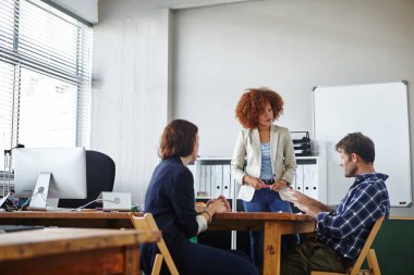 Dikkatimi çektin. Ofiste iş tartışan üç meslektaş